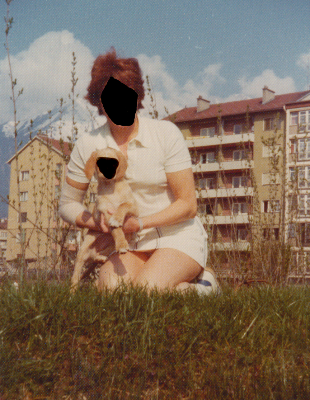 Eine Innsbrucker Familie VII – Mutter Mit Dem Kleinen Hund