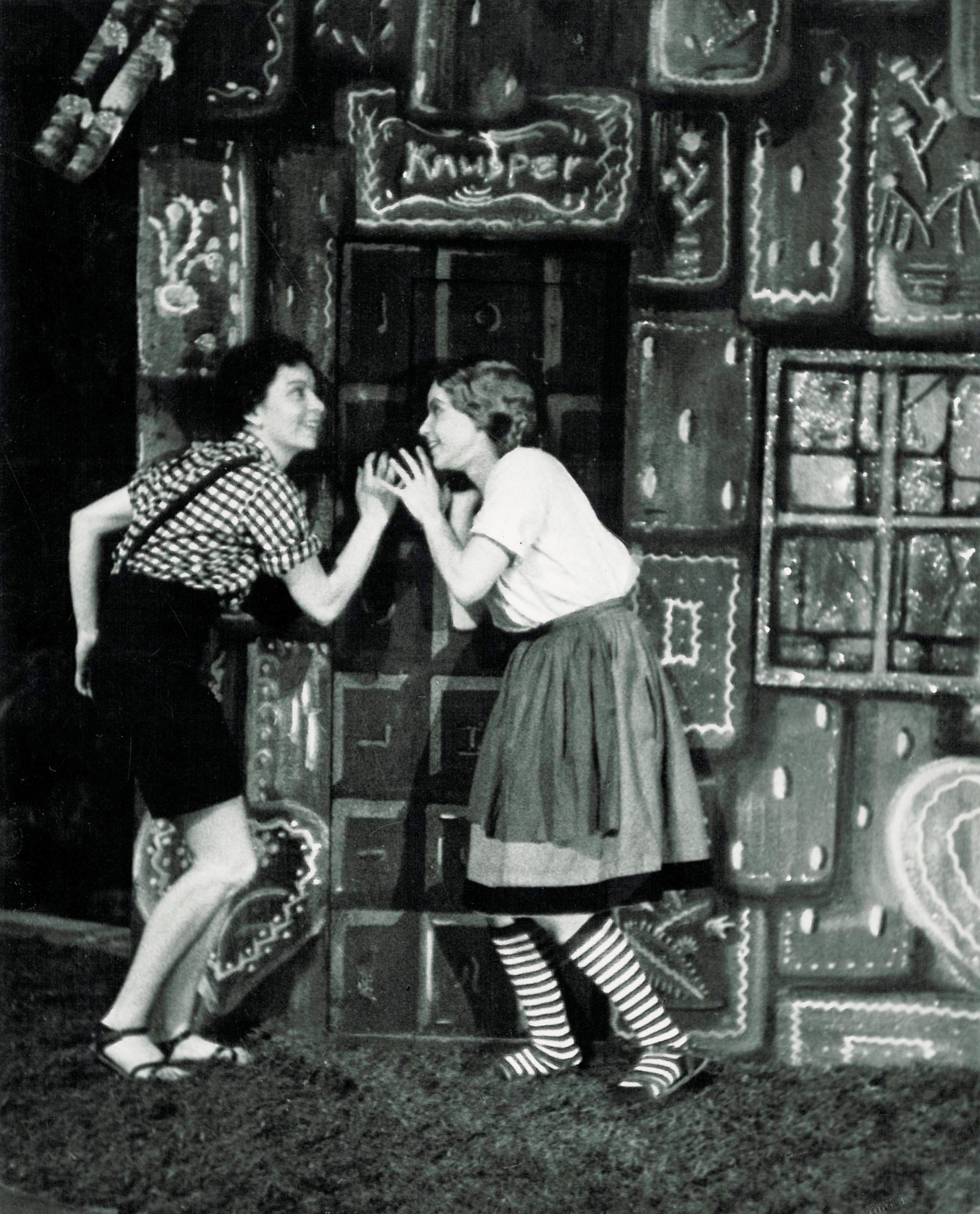 Album Tiroler Landestheater 1939-1944, Teil 10: „Hänsel Und Gretel“ Und „Wir Tanzen Durch Die Welt!“