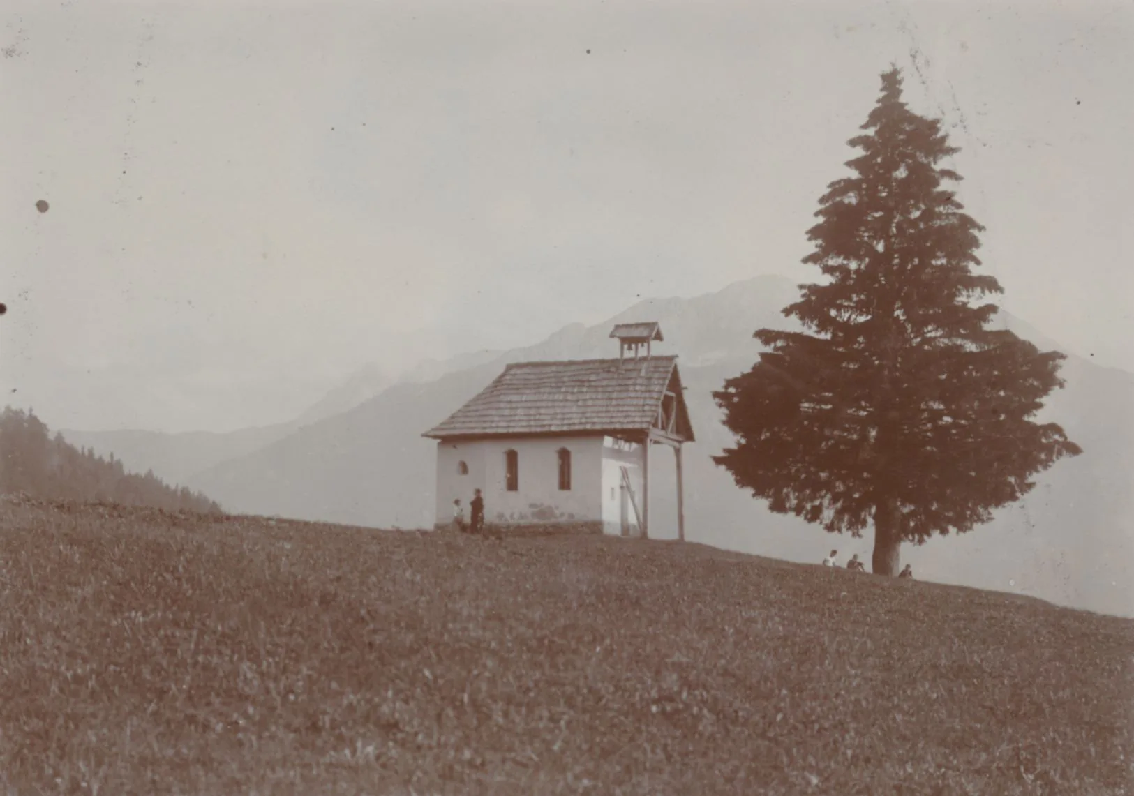 Noch Eine Einsame Kapelle – Diesmal Mit Baum