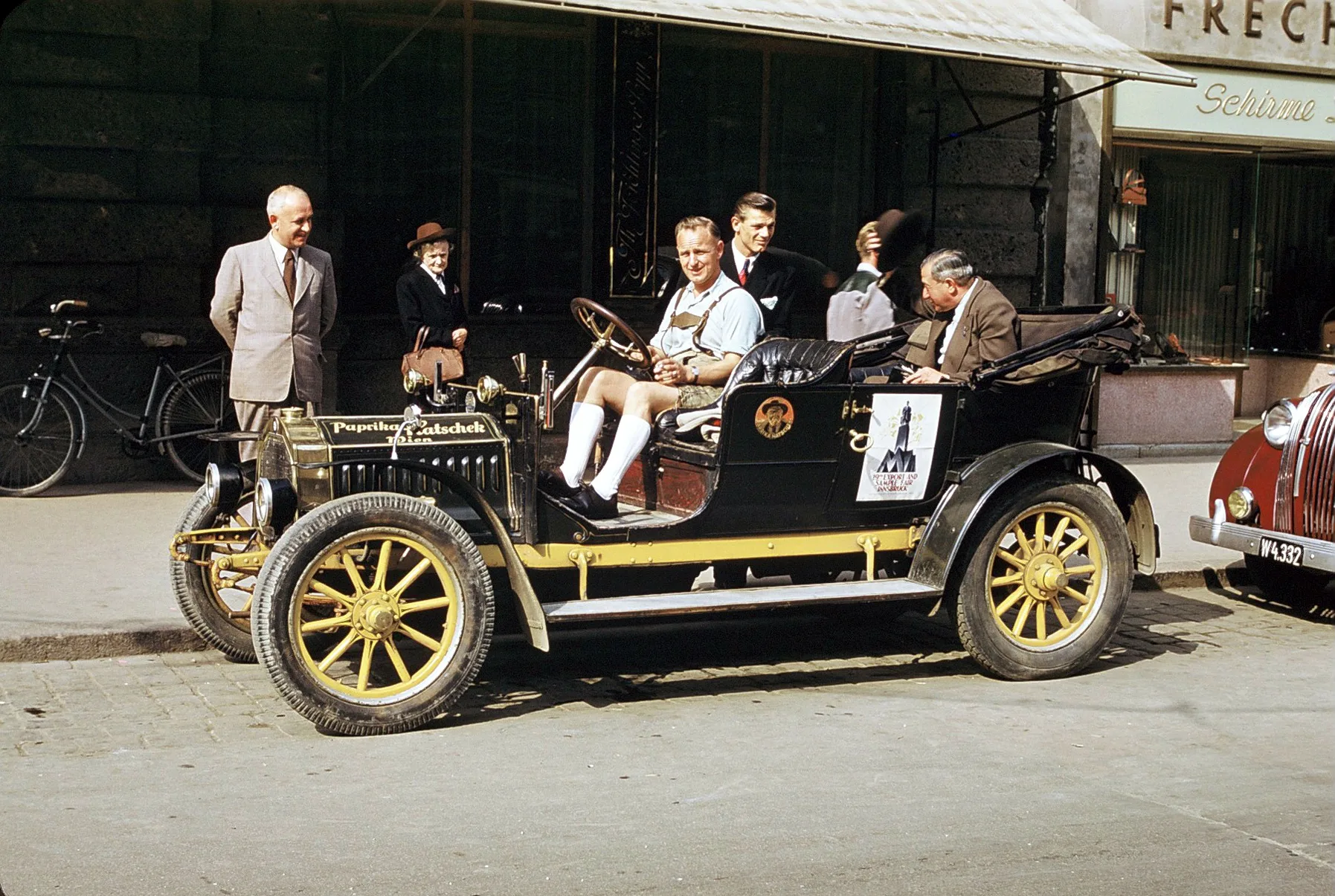 Ein Oldtimer Sorgt Für Aufsehen