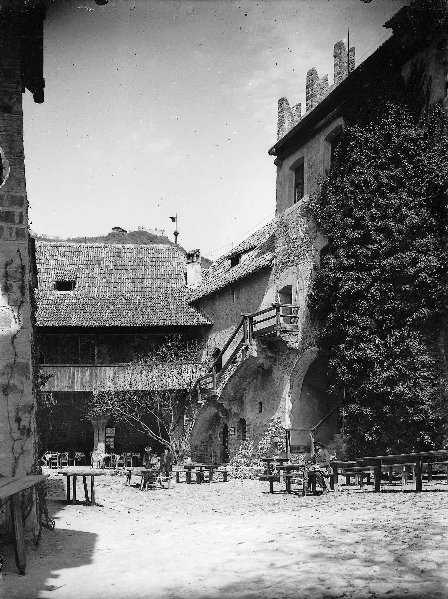 Der Innenhof Eines Schlosses Und Der Urlaubswunsch