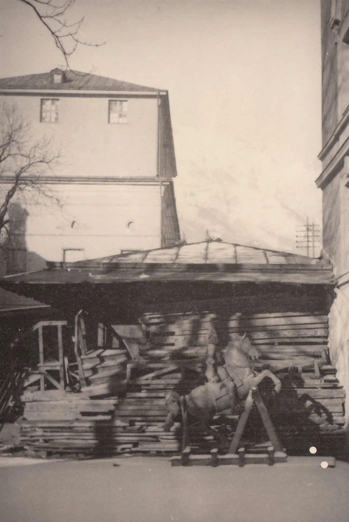 Fällt Er In Den Graben…