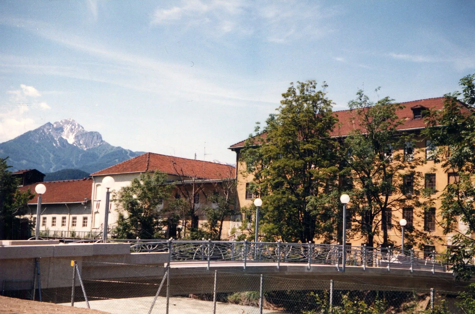 Über Die Ufer Treten