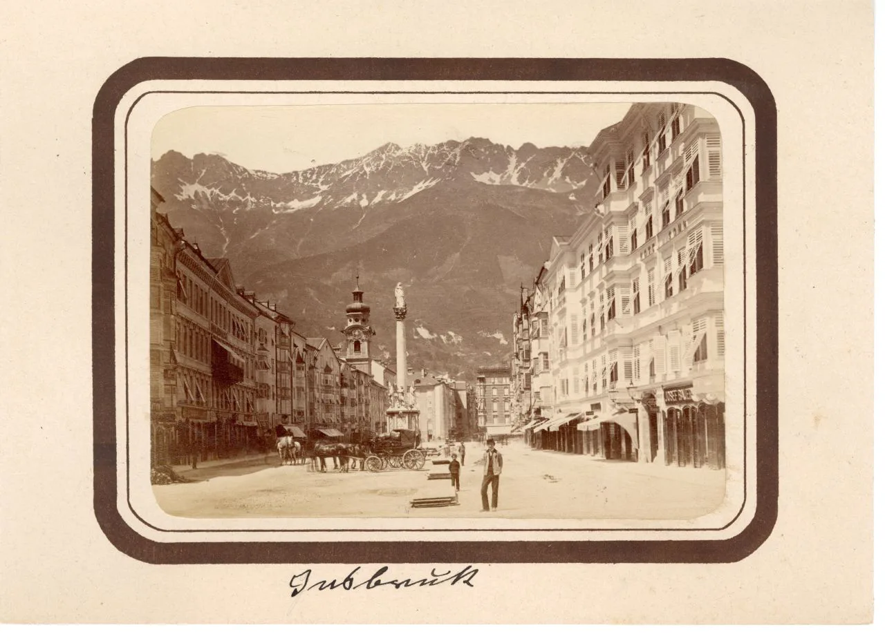 Zwei Frühe Historische Fotos