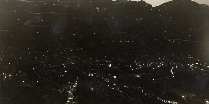 Nordkette Und Innsbruck Bei Nacht Mit Den Sonnwend-Feuern, Die Postkarte Ist Gelaufen Und Mit 04. Juni 1930 Datiert.