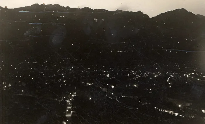 Nordkette Und Innsbruck Bei Nacht Mit Den Sonnwend-Feuern, Die Postkarte Ist Gelaufen Und Mit 04. Juni 1930 Datiert.