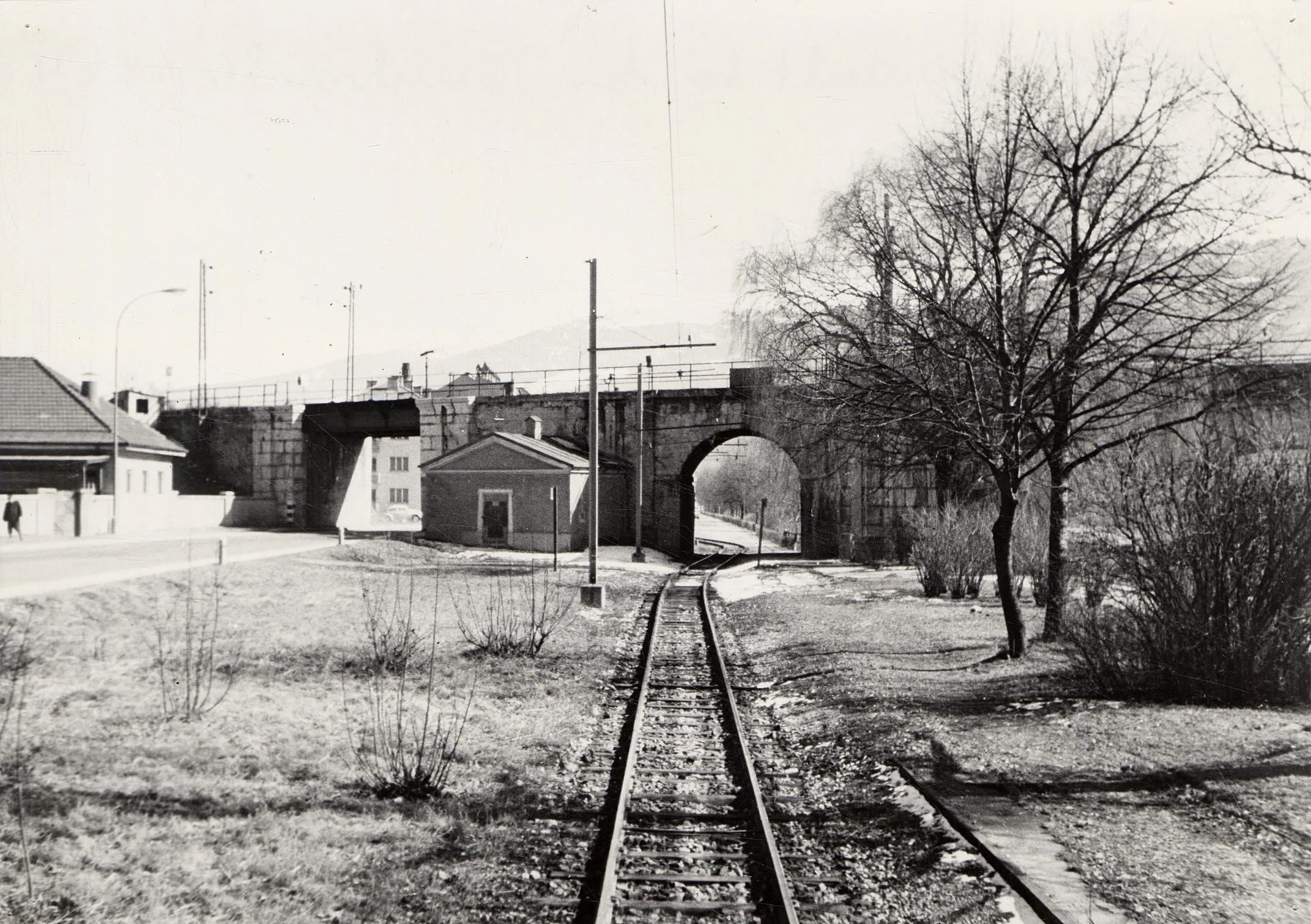 Zwischen Bahn Und Straße