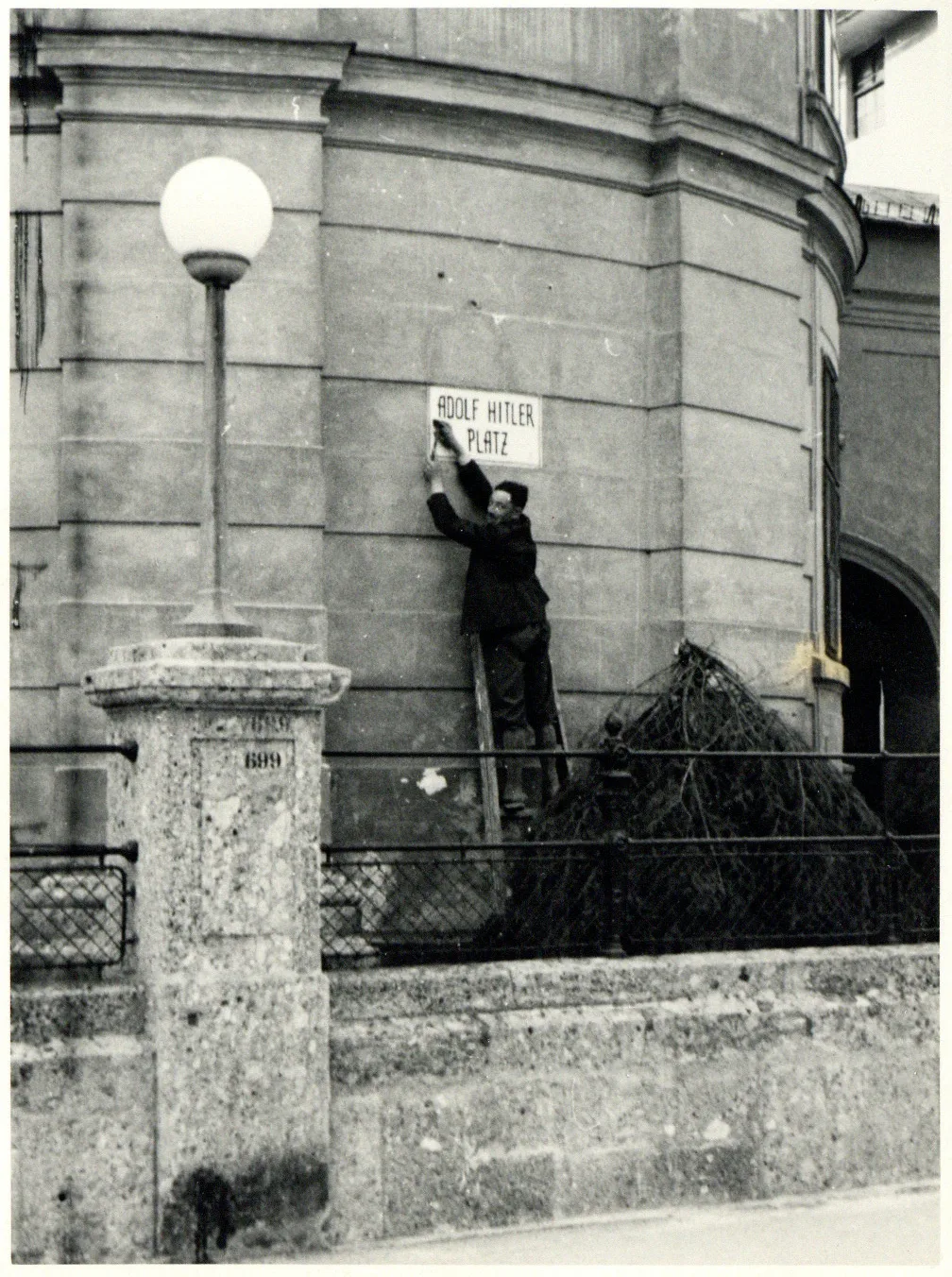 Vom Dollfußplatz Zum Adolf-Hitler-Platz