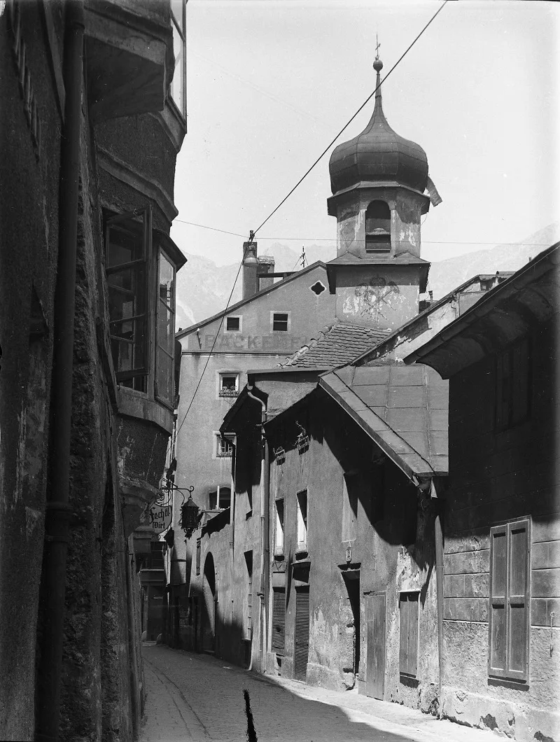 Hinter Schloss Und Riegel (I.)