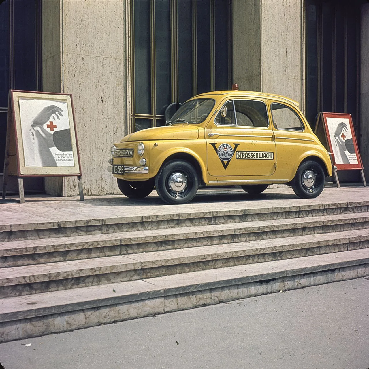 Was Macht Ein Puch 500 Im Stadtsaal?