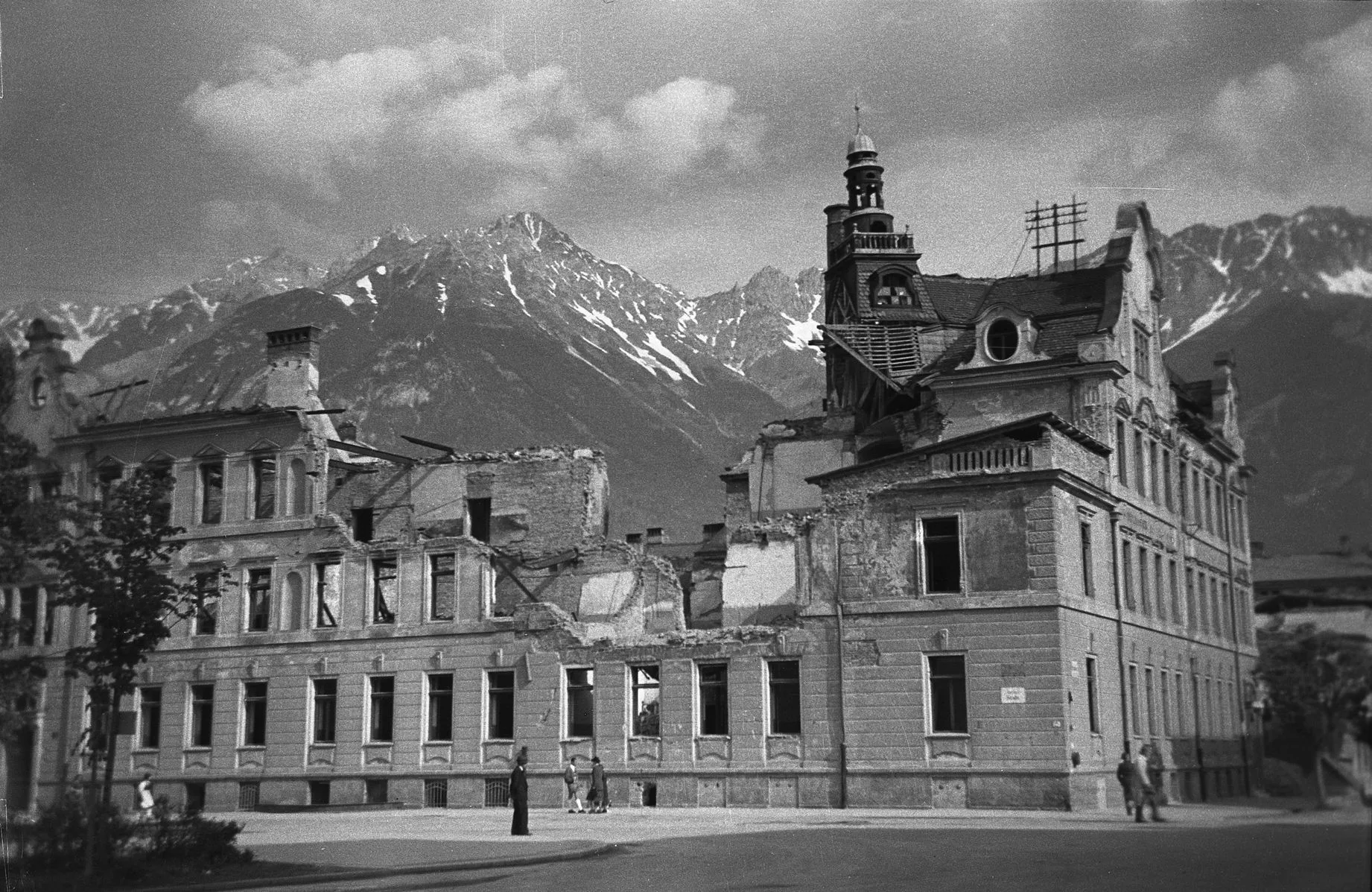 Eine Wechselhafte Und Lückenhafte Schulgeschichte II (Erratum Und Ergänzung)