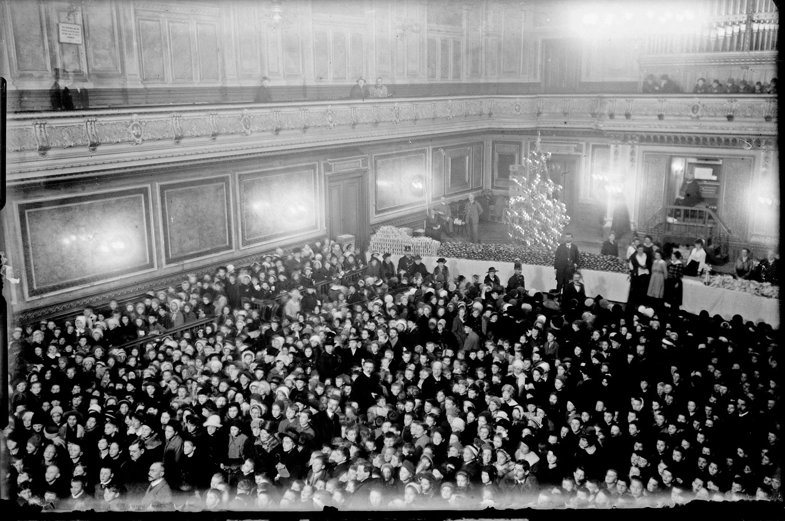 Bescherung Im Stadtsaal