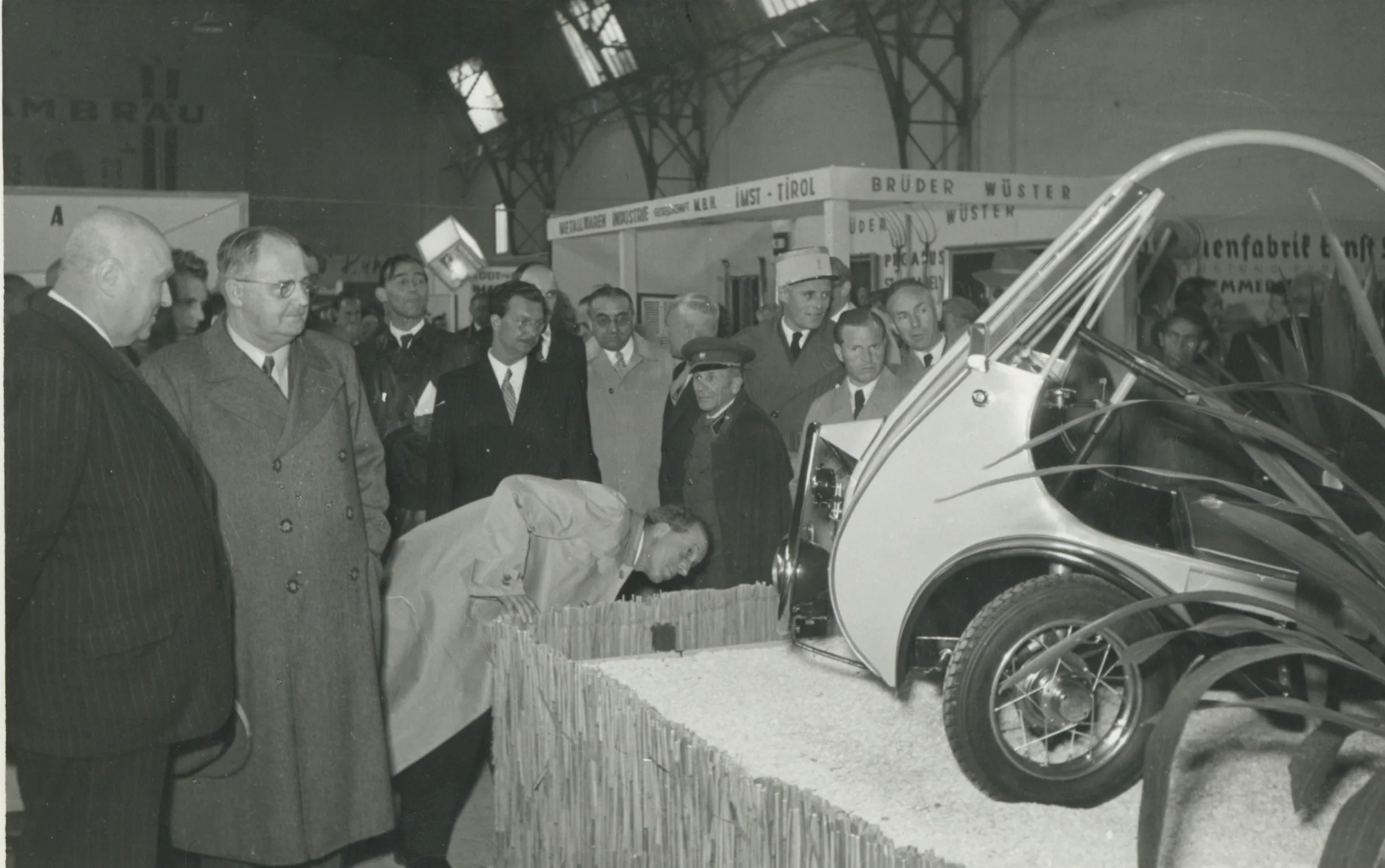 Ein Ausflug Zur Messe In Den Fünfzigern – Vom Trockenrasierapparat Bis Zur Neuzeitlichen Gummimatratze