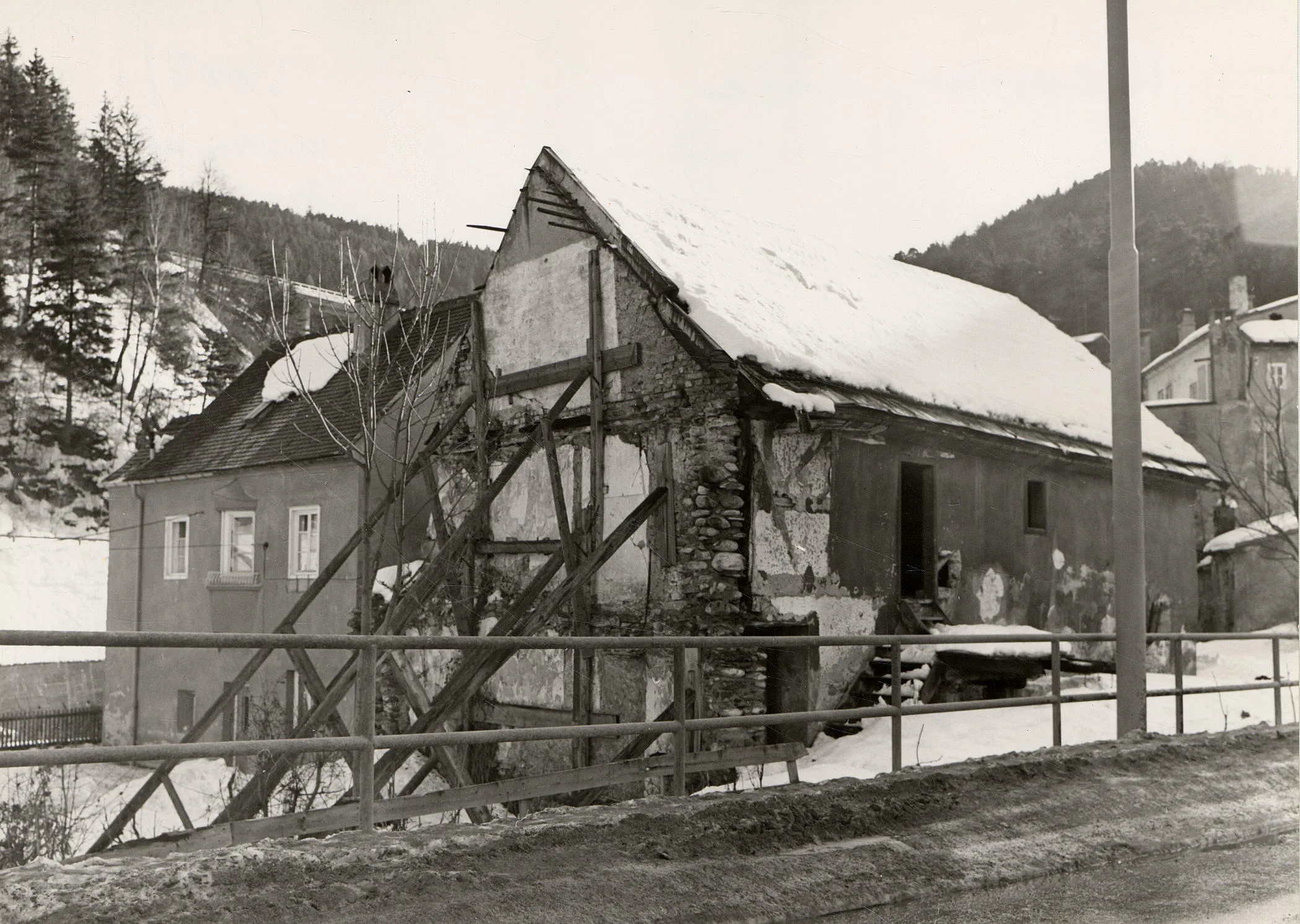 Haus Mit Schlagseite