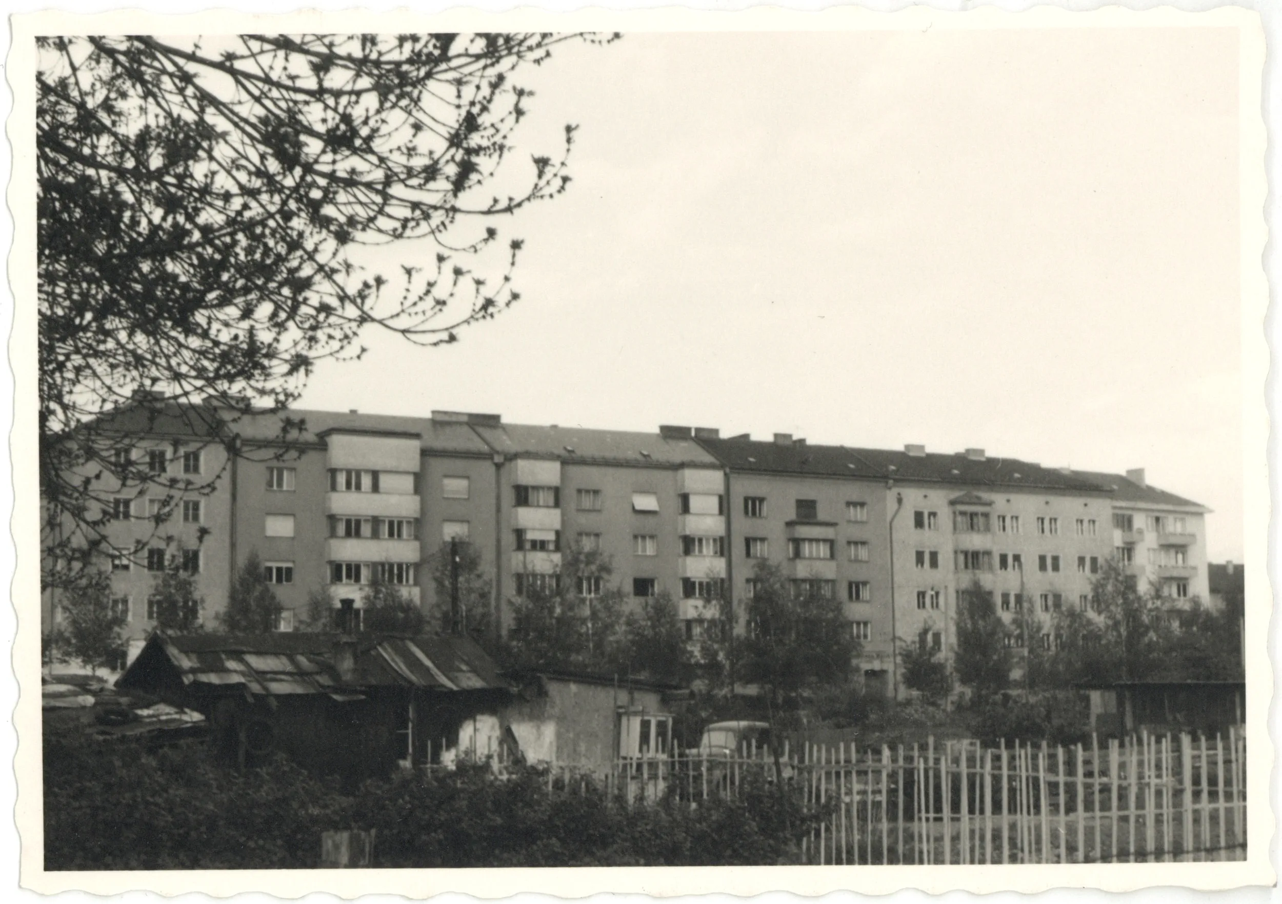 Häuserzeile Im Grünen