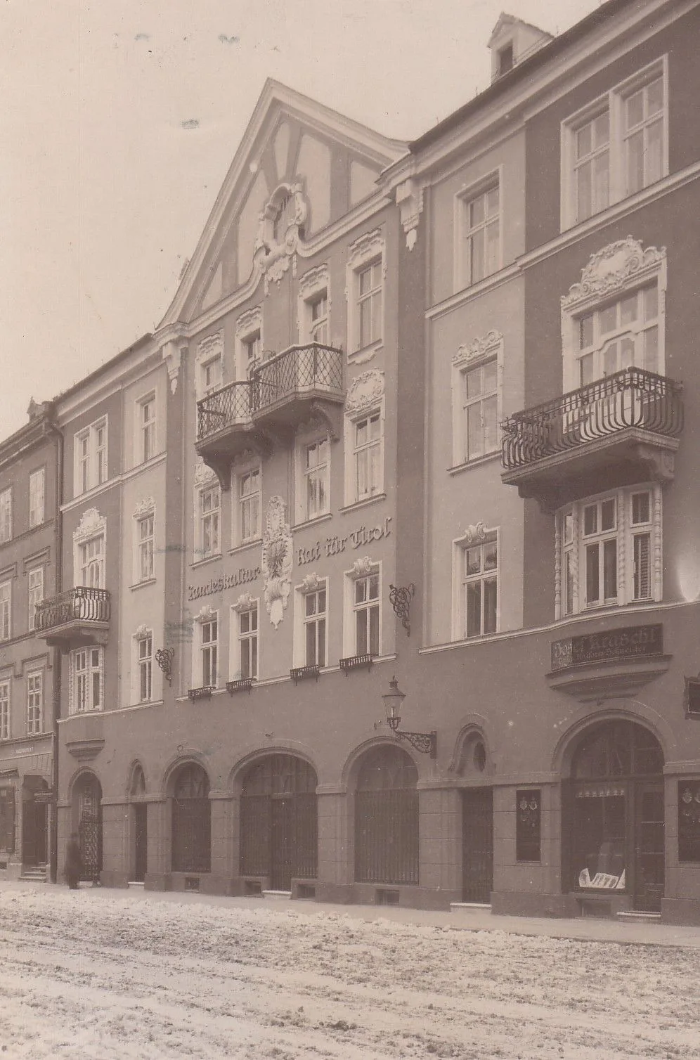 Das Gebäude Wilhelm-Greil-Straße Nummer 9