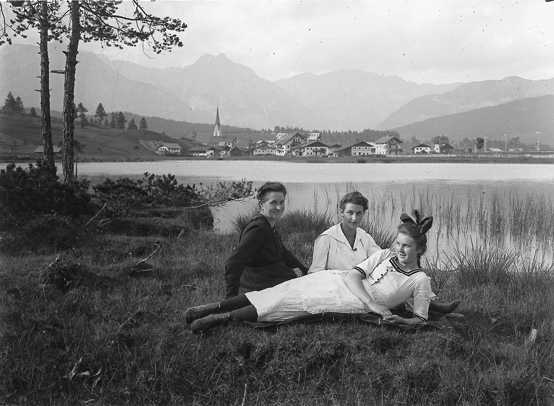 Drei Damen Am Seeufer