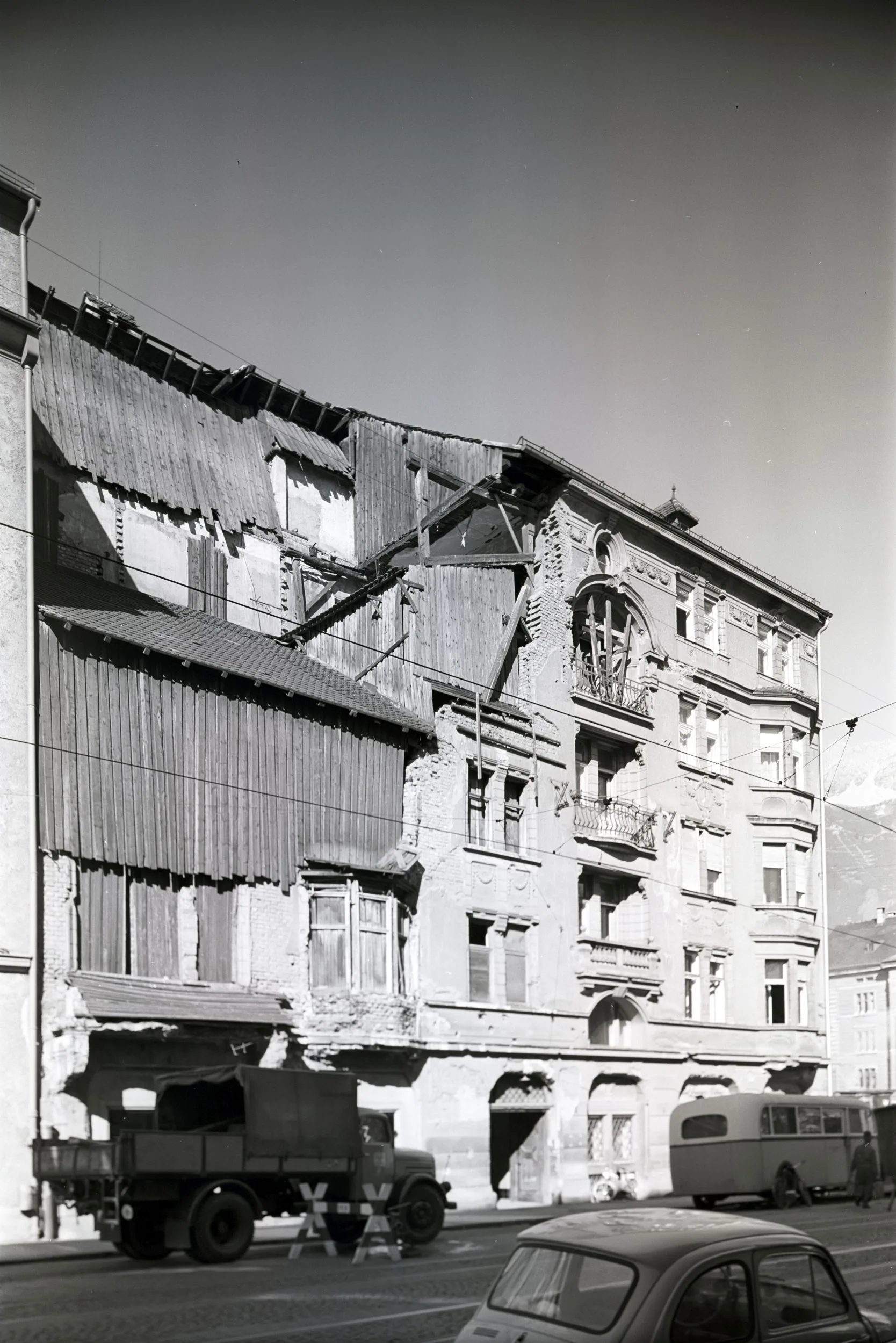 Sonniger Altbau Mit Zugiger Holzfassade