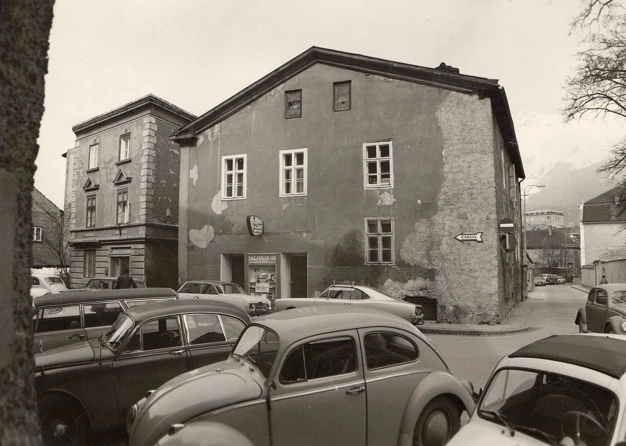 Viele Autos Auf Wenig Platz